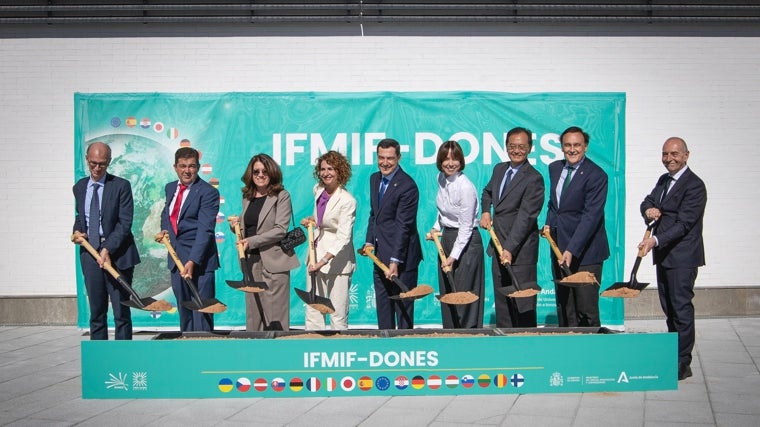 Los representantes institucionales, en el acto simbólico de la primera piedra