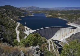 La presa de El Atazar llega a su máximo nivel y empieza a desembalsar agua