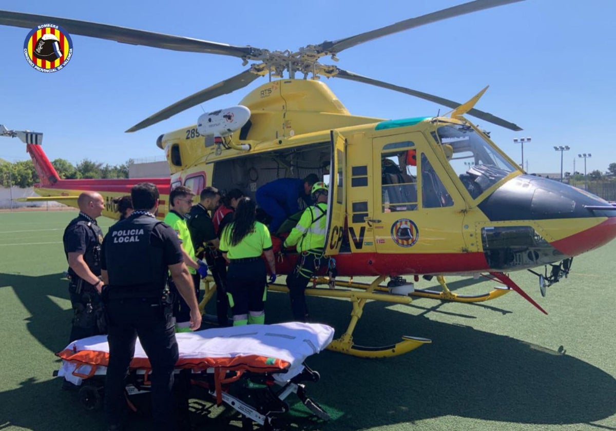 Bomberos del Consorcio Provincial de Valencia, en una emergencia con apoyo del helicóptero y la Policía Local