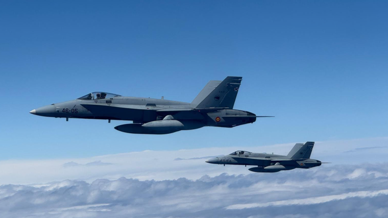 Hito histórico en el cielo de Canarias: tres F-18 repostan en pleno vuelo