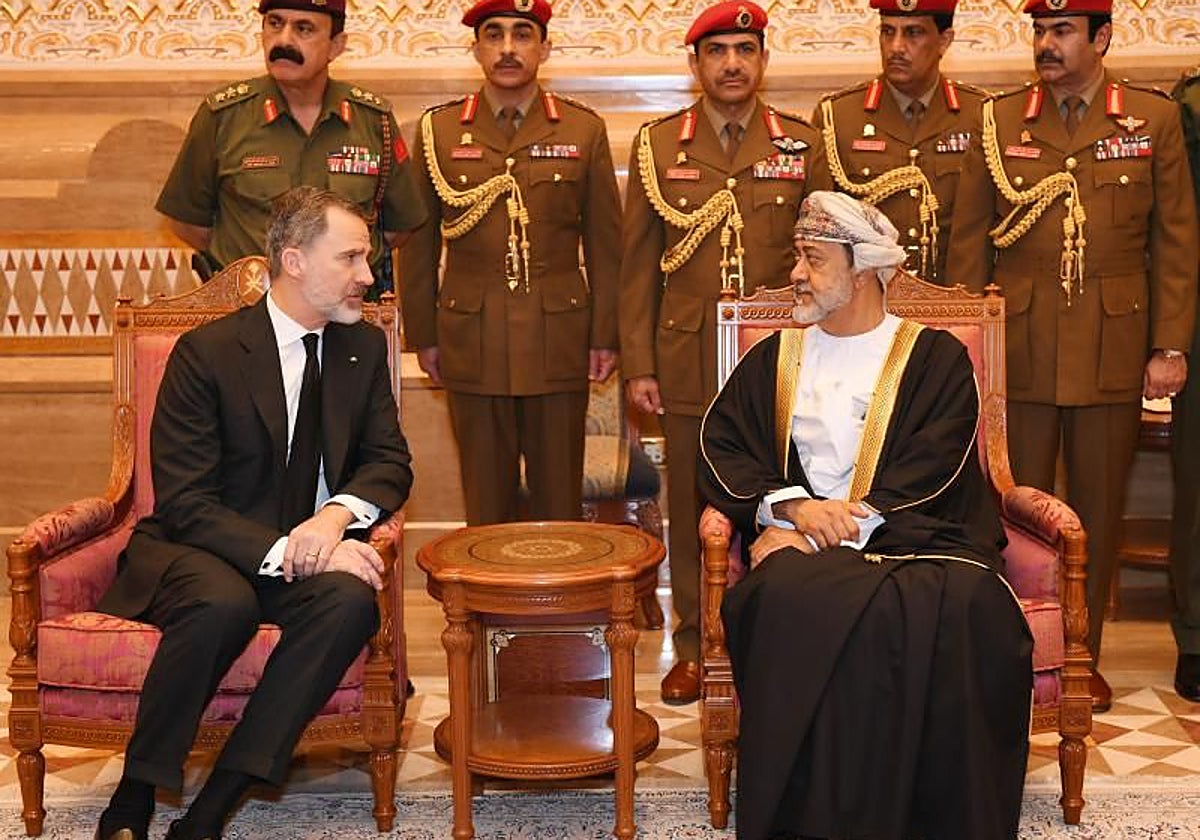 Felipe VI y el sultán Haitham Bin Tariq al Busaid, en 2020, en Omán