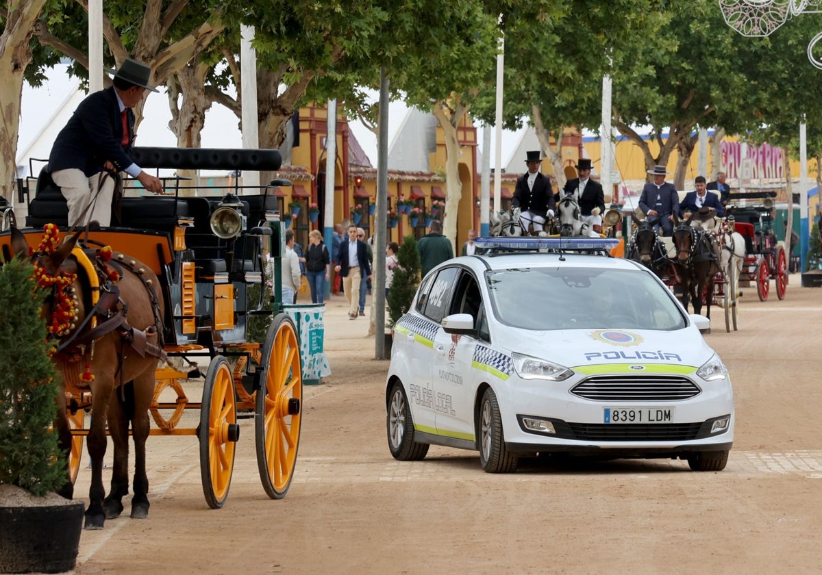 Coche de la Policía Local en la Feria de Córdoba