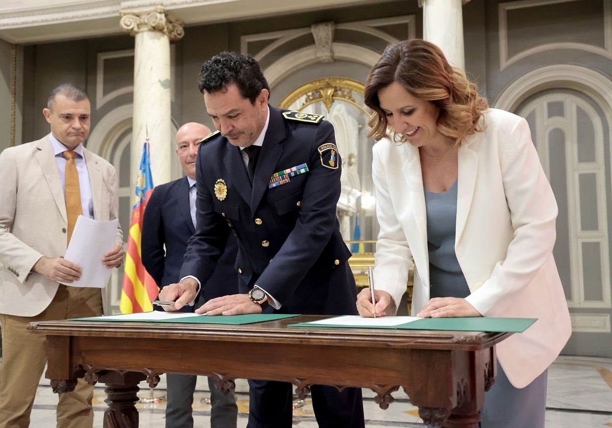El nuevo comisario de la Policía Local de Valencia, Ángel Albendín, y la alcaldesa de Valencia, María José Catalá