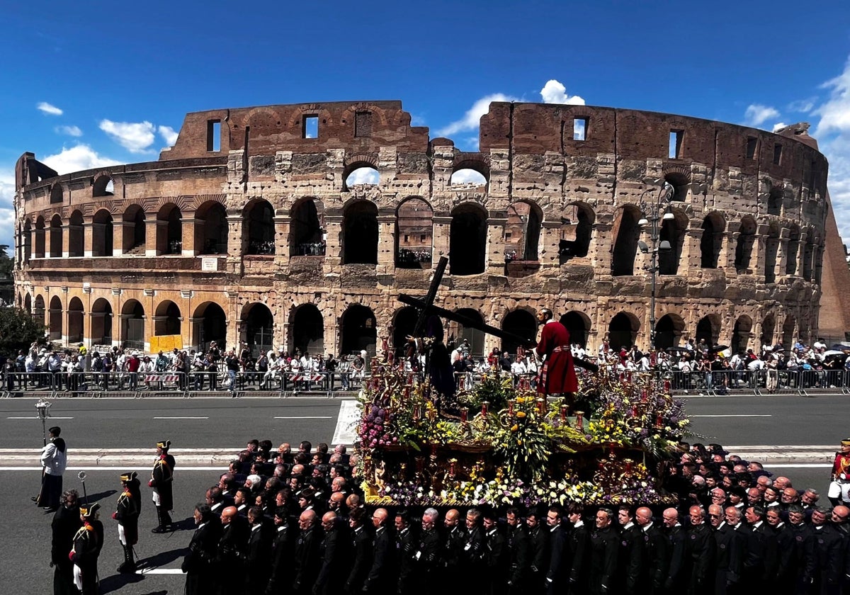 Procesión del Nazareno frente al Coliseo romano