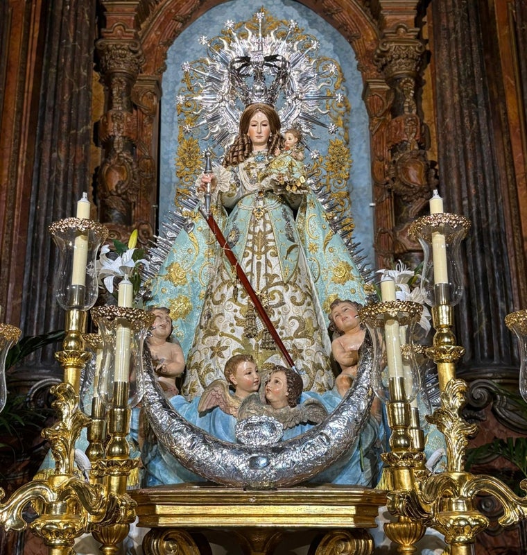 La Purísima Concepción d Puente Genil, sobre la peana de carrete