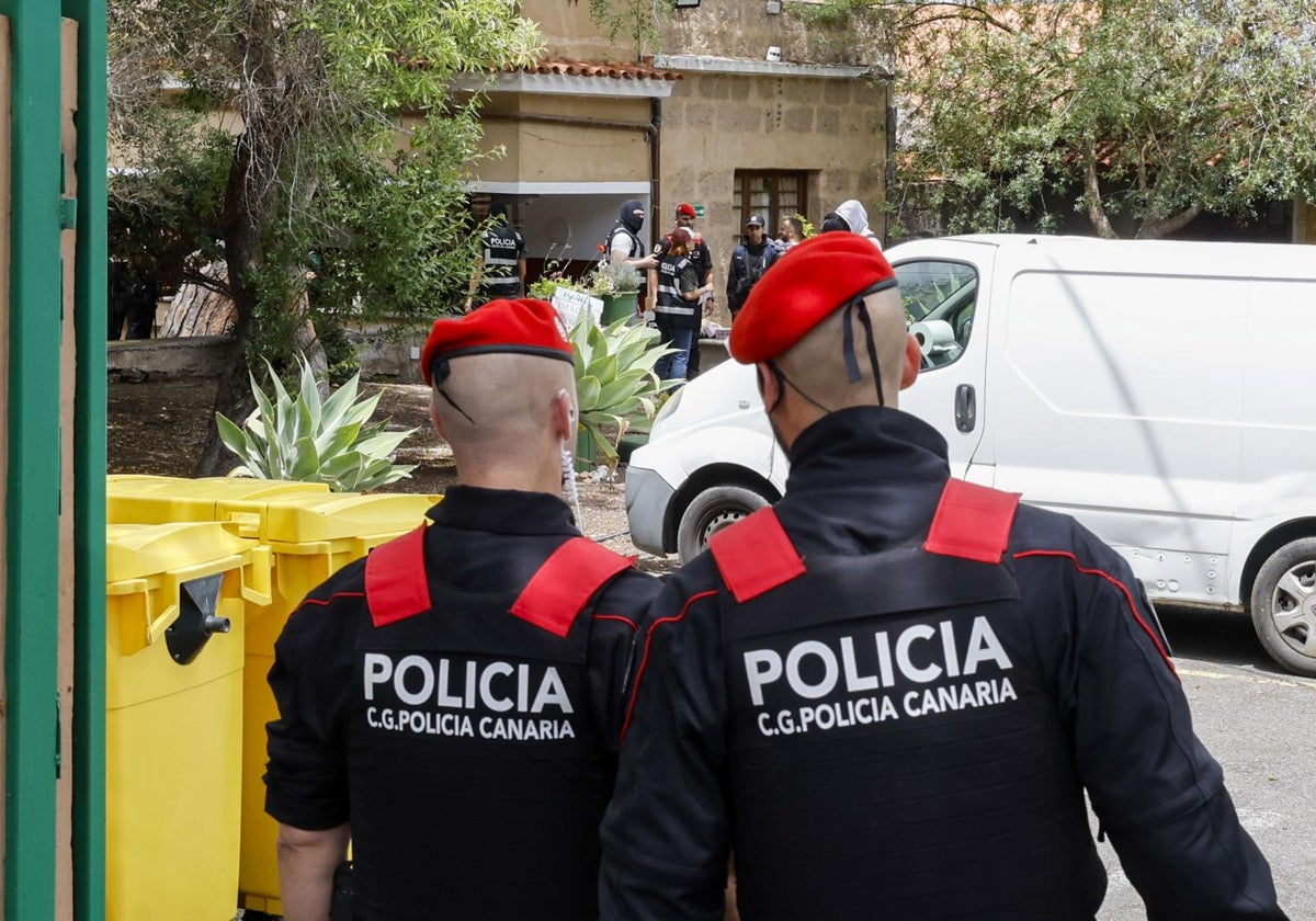 La Policía de Canarias  registrando este lunes el centro de menores Fortaleza I