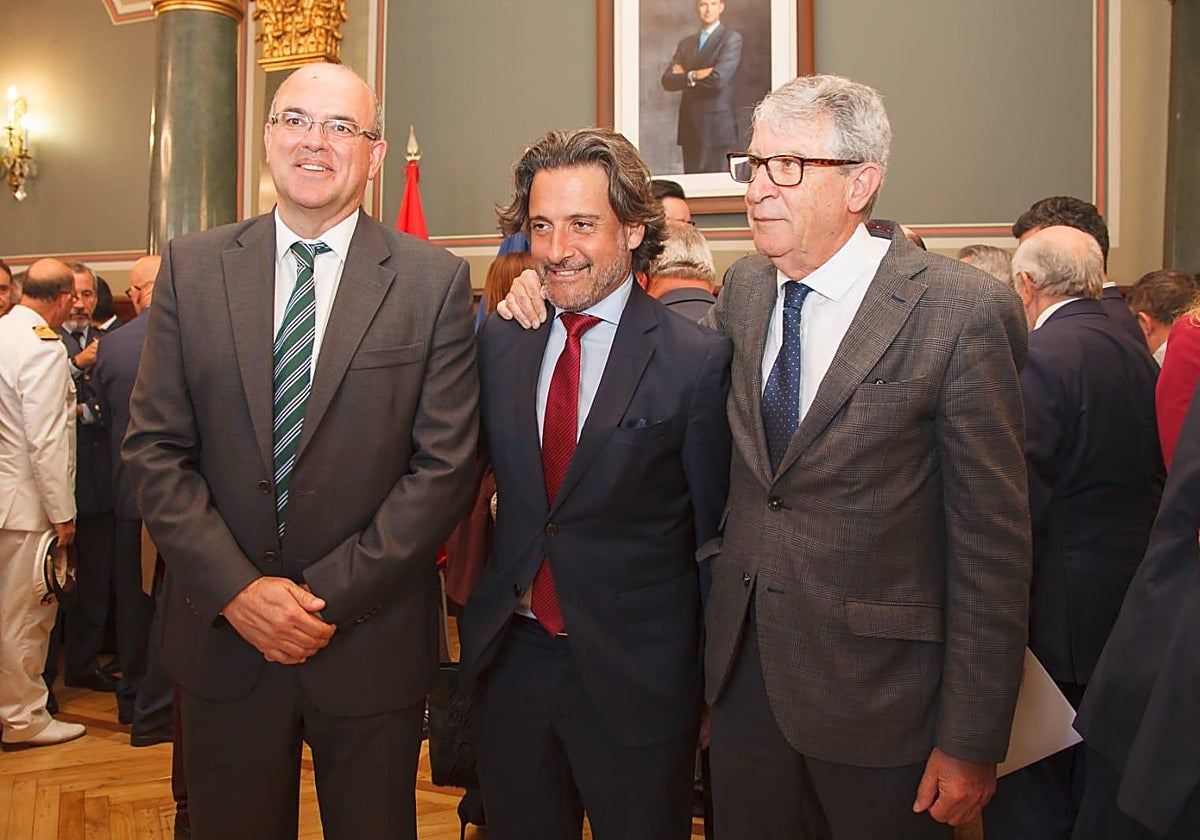 Foto: Gustavo Matos junto a Juan Salvador León y Anselmo Pestana, delegado del Gobierno saliente y entrante, en 2020 | En vídeo: Prevista rueda de prensa de Gustavo Matos en el Parlamento de Canarias