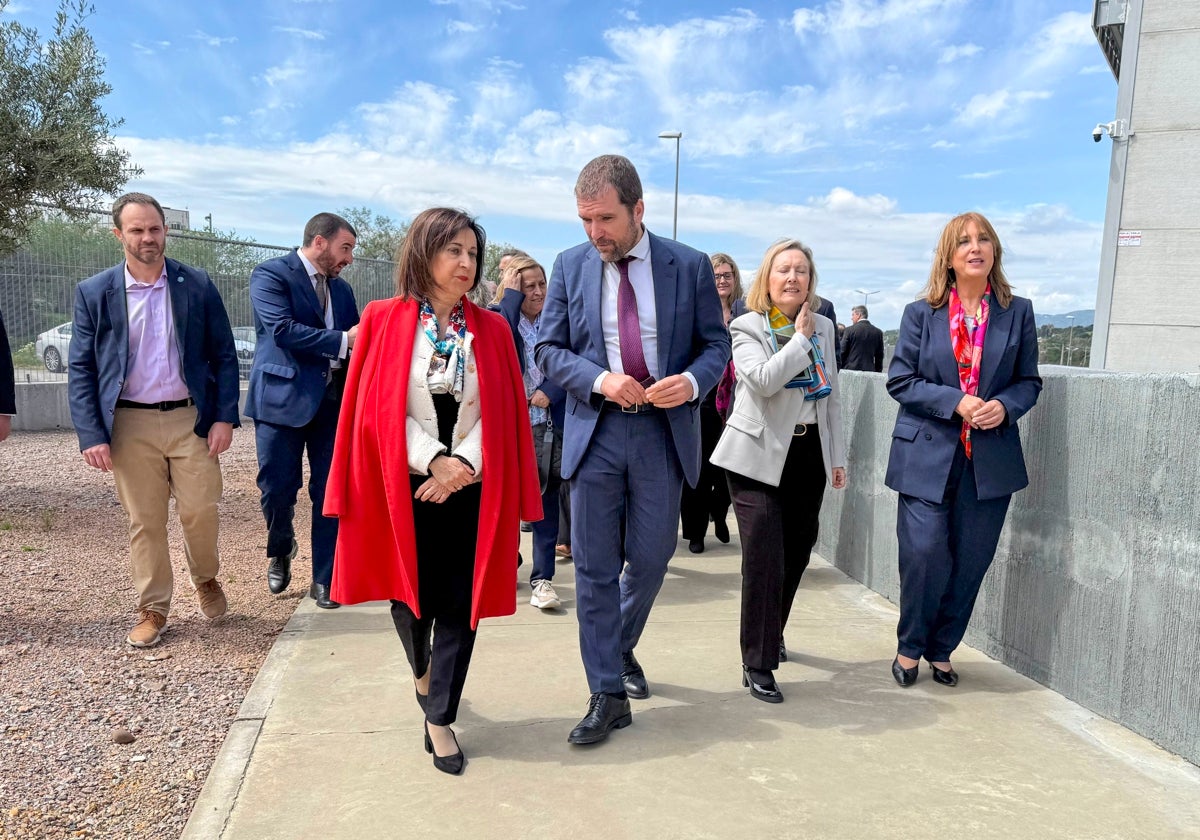 La ministra de Defensa Margarita Robles junto a Javier Escribano en su visita a la planta de Córdoba