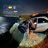 Dos policías arriesgan su vida para evitar que una mujer caiga por un acantilado con su coche en Alicante