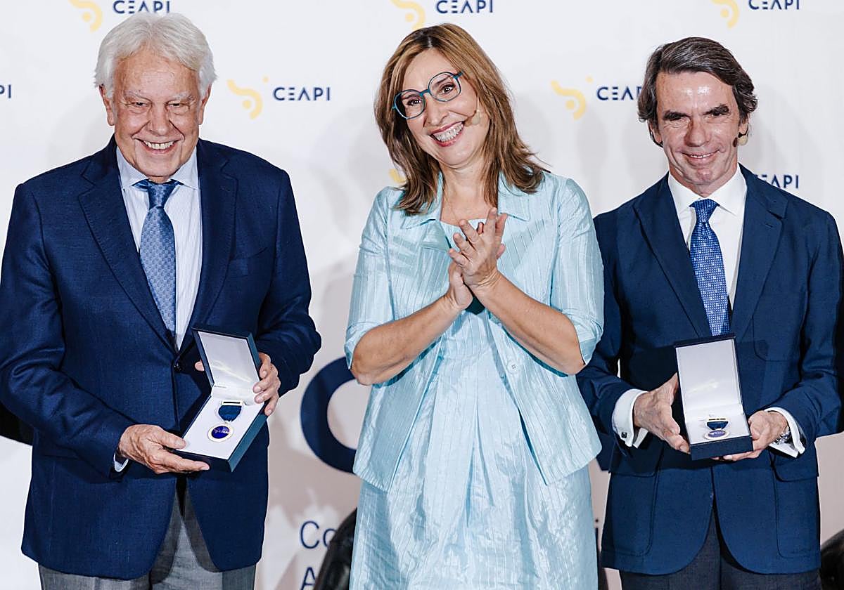 Felipe González y José María Aznar, junto a la presidenta de Ceapi, Núria Villanova