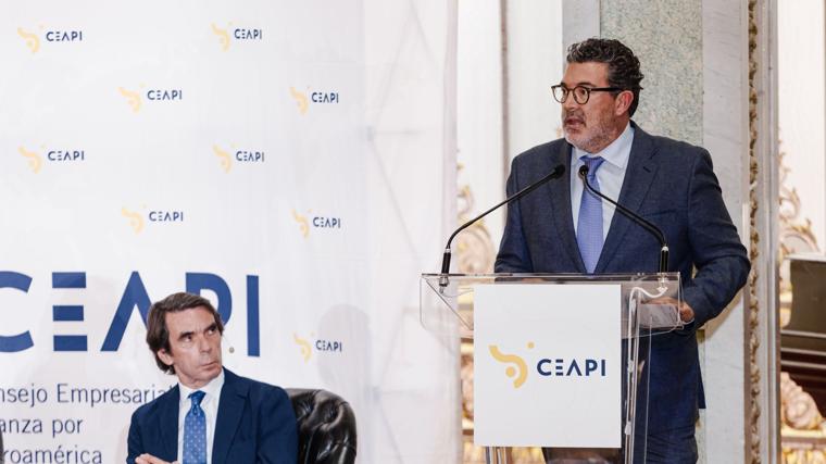 El director de ABC, Julián Quirós, en la entrega de la medalla de oro de Ceapi