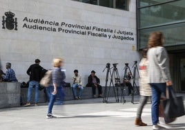 «Quiero hacer un trío»: acusado de violar a su exnovia mientras mantenía relaciones sexuales con su nueva pareja