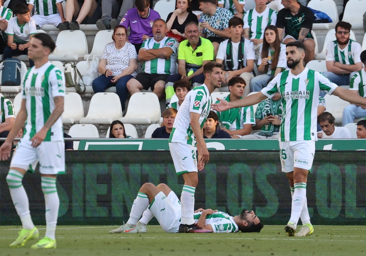 Rubén Alves tendido sobre el césped tras caer lesionado ante el Mirandés