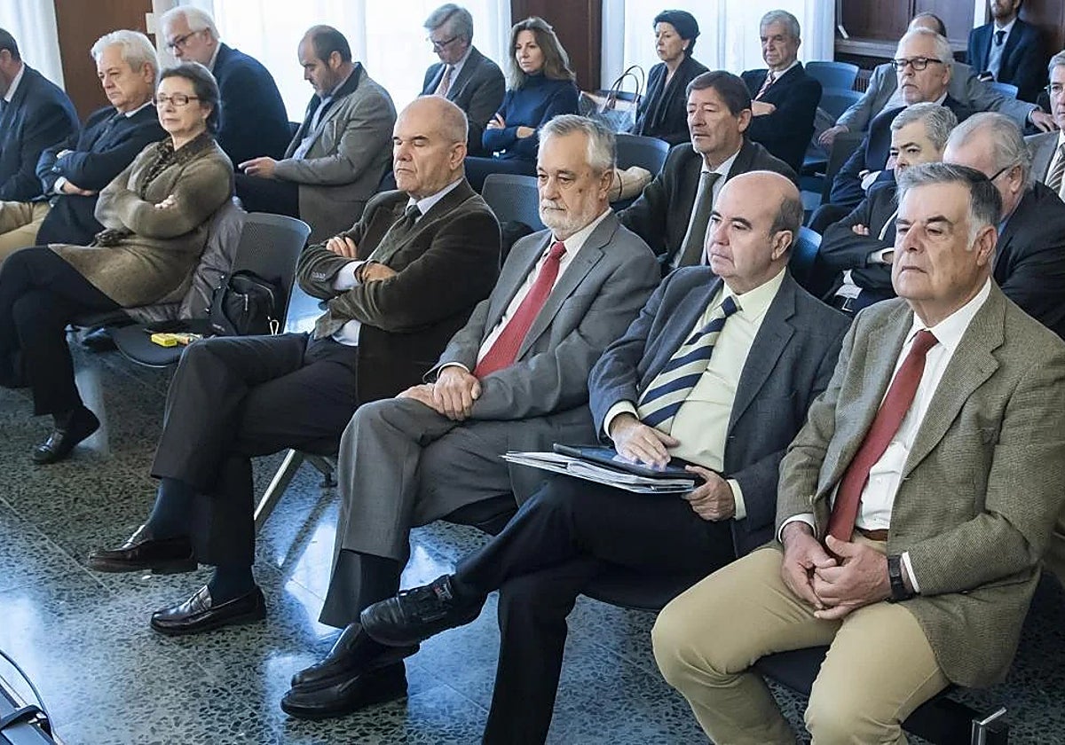 Acusados en el banquillo en el juicio político del caso ERE celebrado en la Audiencia de Sevilla en 2018