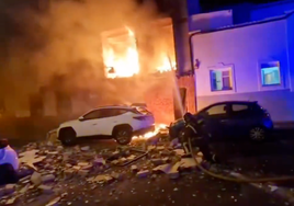 Muere una mujer en una gran explosión en una vivienda de Tenerife y desalojan las seis colindantes