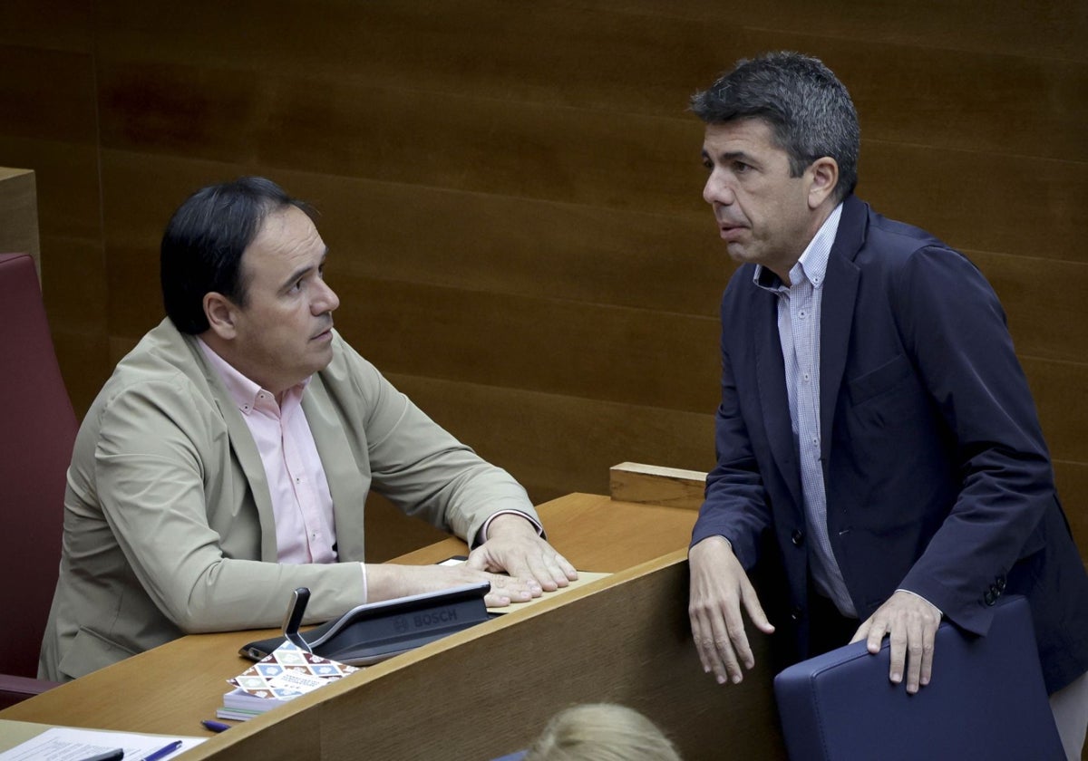 Imagen de archivo del síndic del PP en las Cortes Valencianas, Juanfran Pérez Llorca, y el presidente de la Generalitat, Carlos Mazón