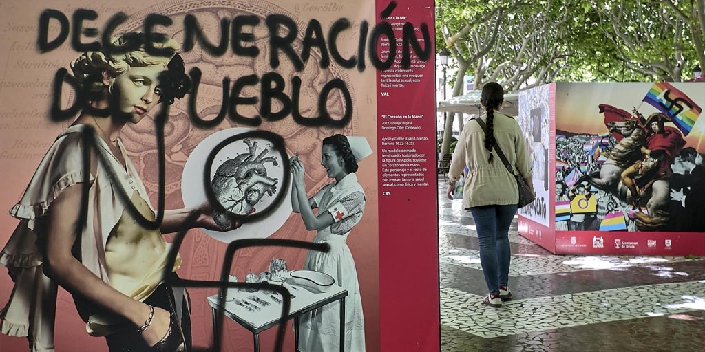 Vandalizan con pintadas nazis una exposición lgbti en gandía: «no a la degeneración del pueblo»