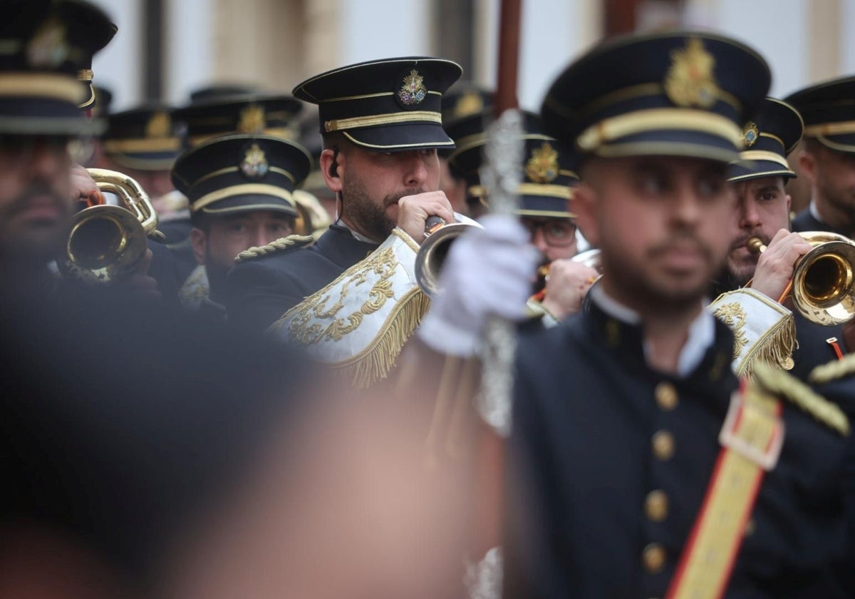 Músicos de la banda de la Salud, en la procesión de la Agonía de 2024