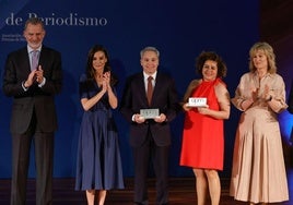 Los Reyes Felipe y Letizia posan junto a los galardondos en la 86ª edición de los Premios de la Asociación de la Prensa de Madrid (APM)