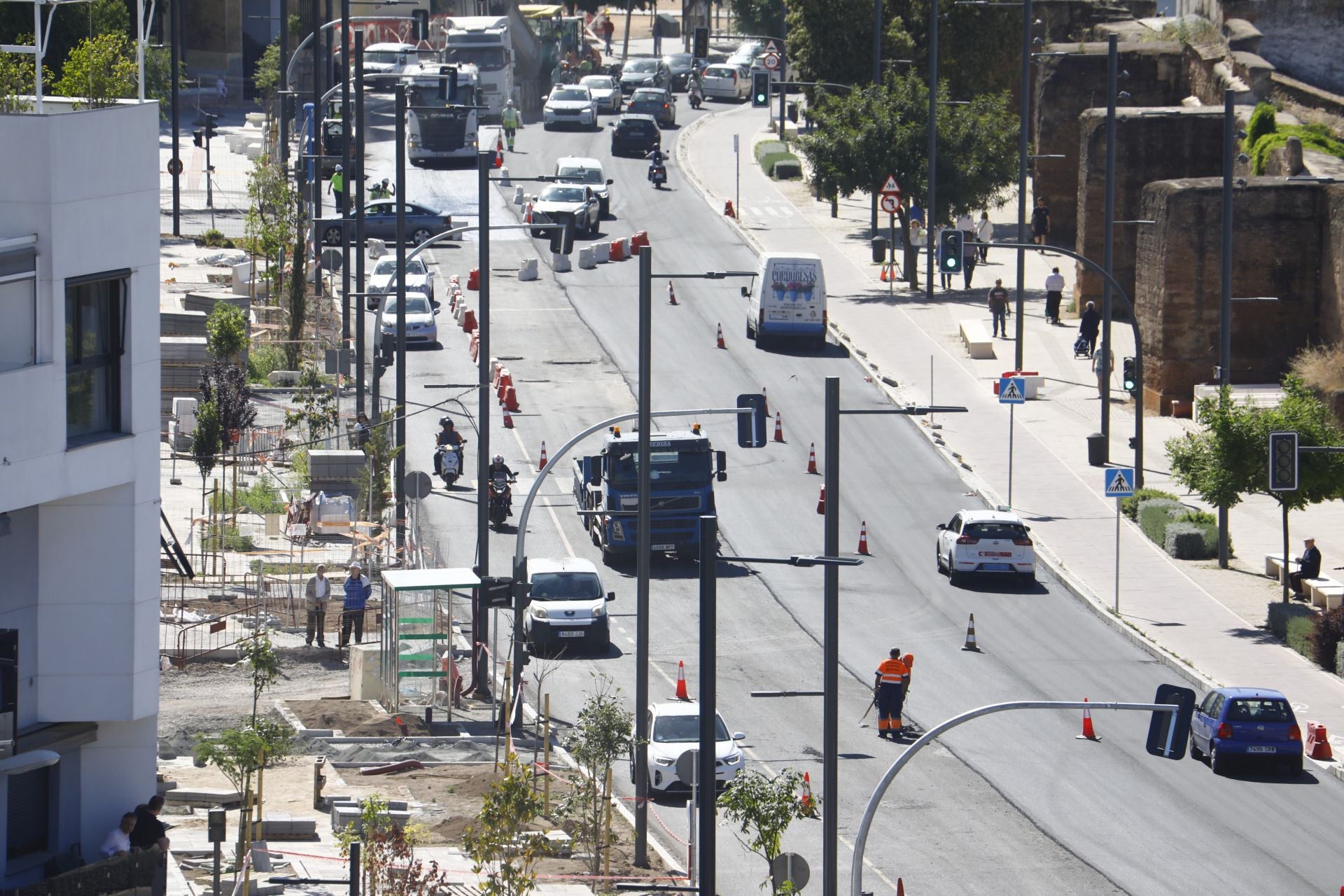 El nuevo aspecto de la Ronda del Marrubial con la calzada de cuatro carriles, en imágenes