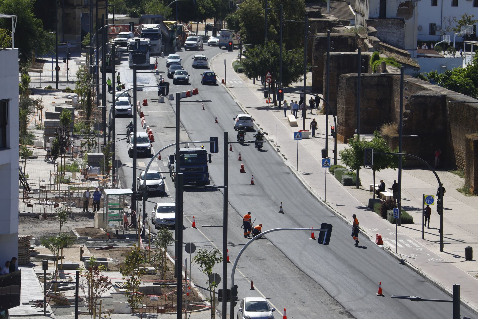 El nuevo aspecto de la Ronda del Marrubial con la calzada de cuatro carriles, en imágenes