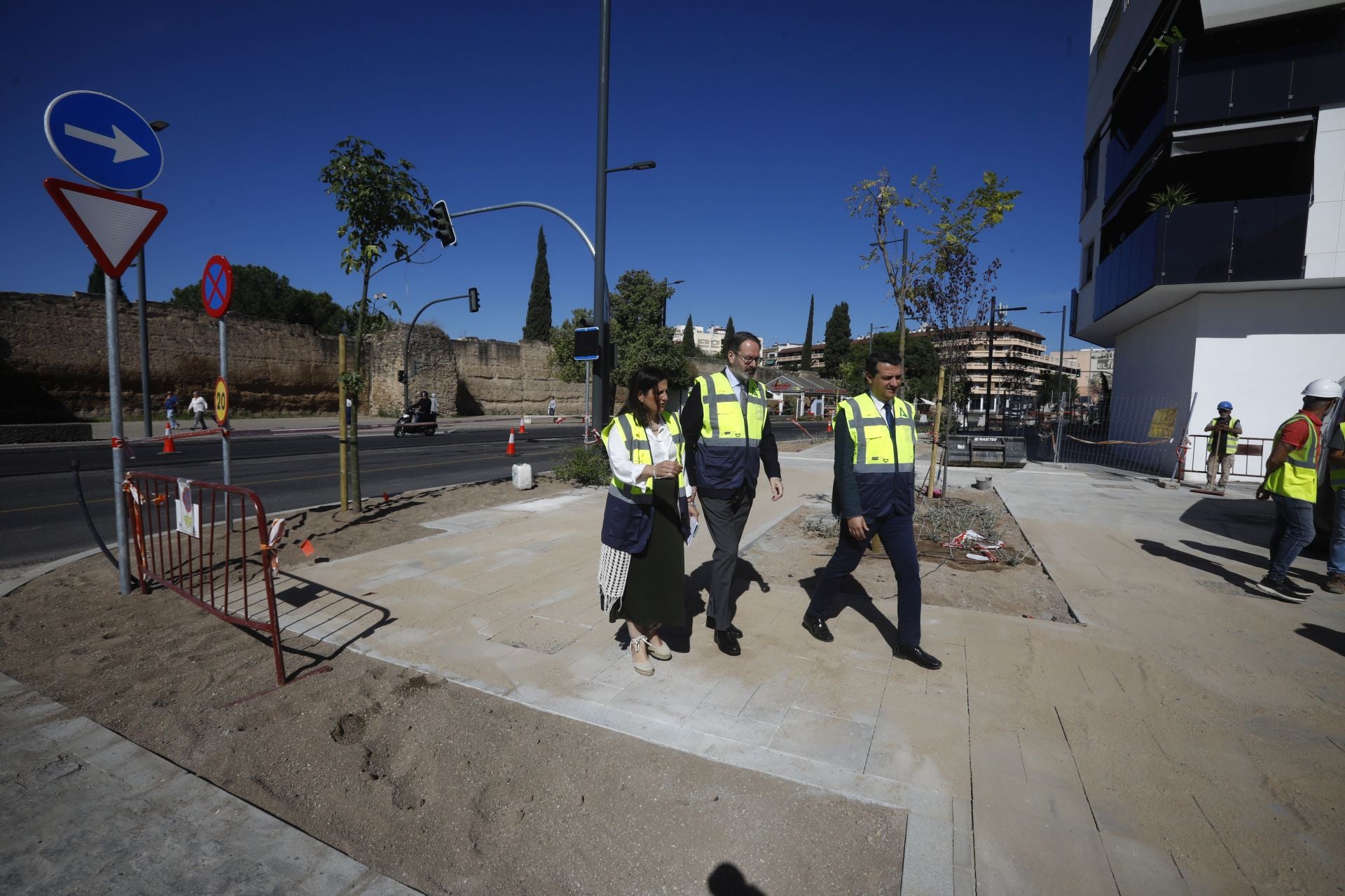 El nuevo aspecto de la Ronda del Marrubial con la calzada de cuatro carriles, en imágenes