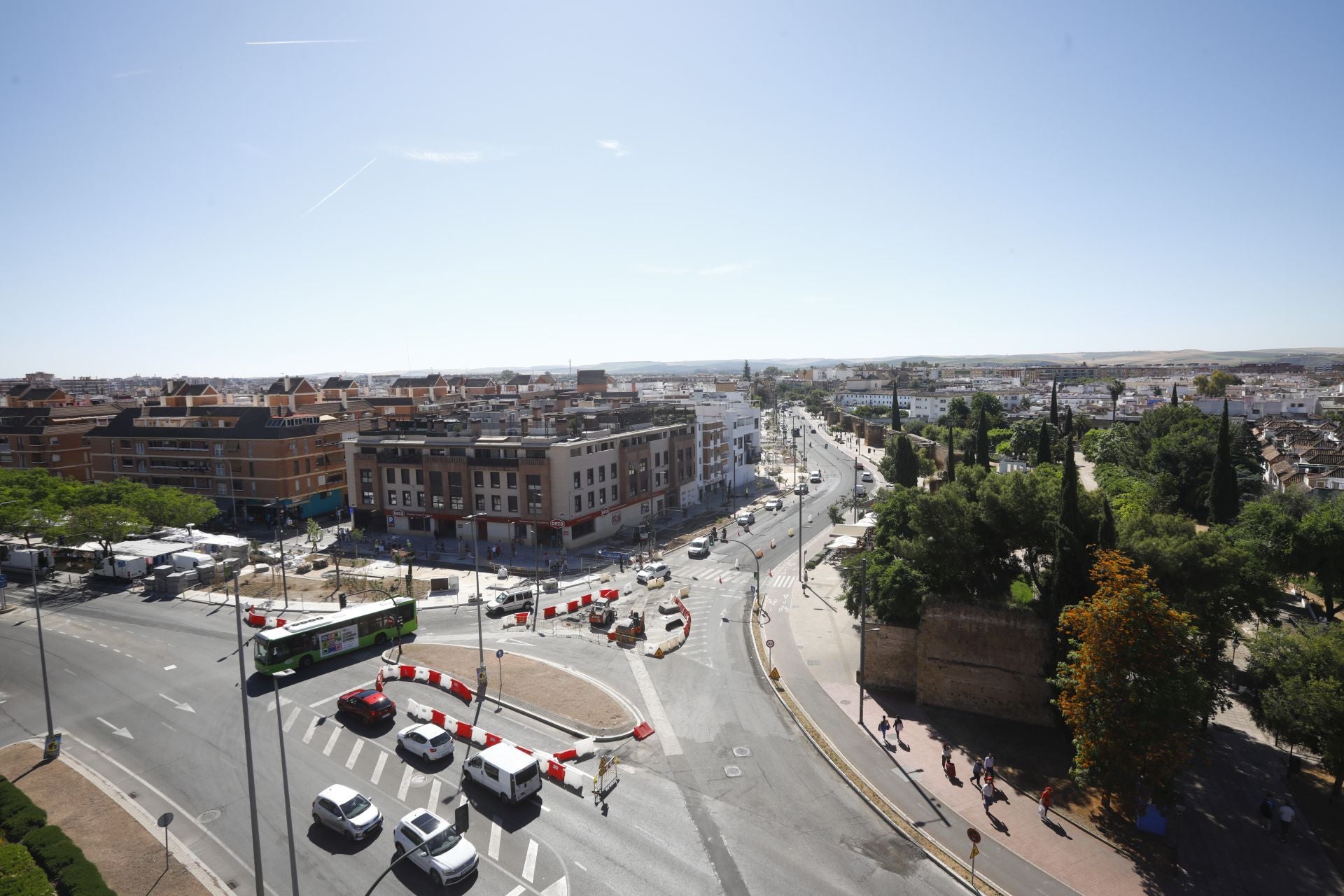 El nuevo aspecto de la Ronda del Marrubial con la calzada de cuatro carriles, en imágenes