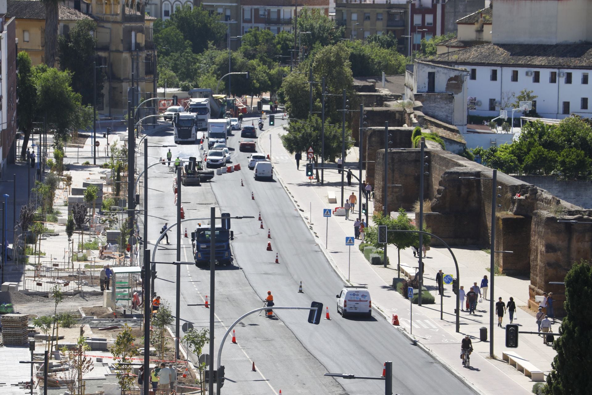 El nuevo aspecto de la Ronda del Marrubial con la calzada de cuatro carriles, en imágenes