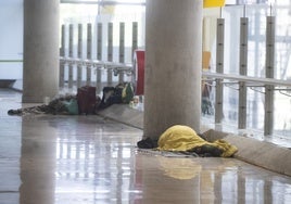 El control de Aena para limitar el acceso nocturno de los sintecho a Barajas: 22 vigilantes y nueve puertas abiertas