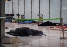 Crisis en Barajas: un vigilante nocturno para escoltar a los últimos trabajadores de la T4
