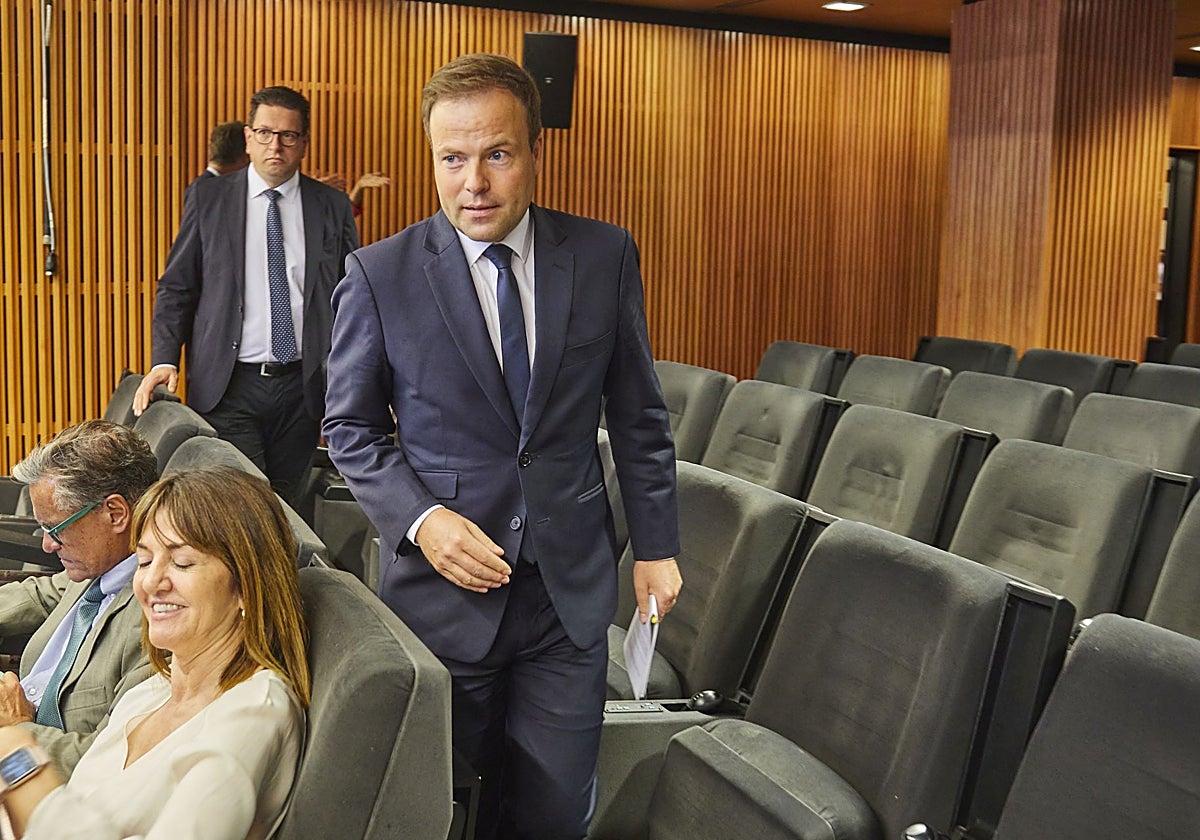 El eurodiputado Sven Simon, a su llegada a la sala Clara Campoamor del Congreso