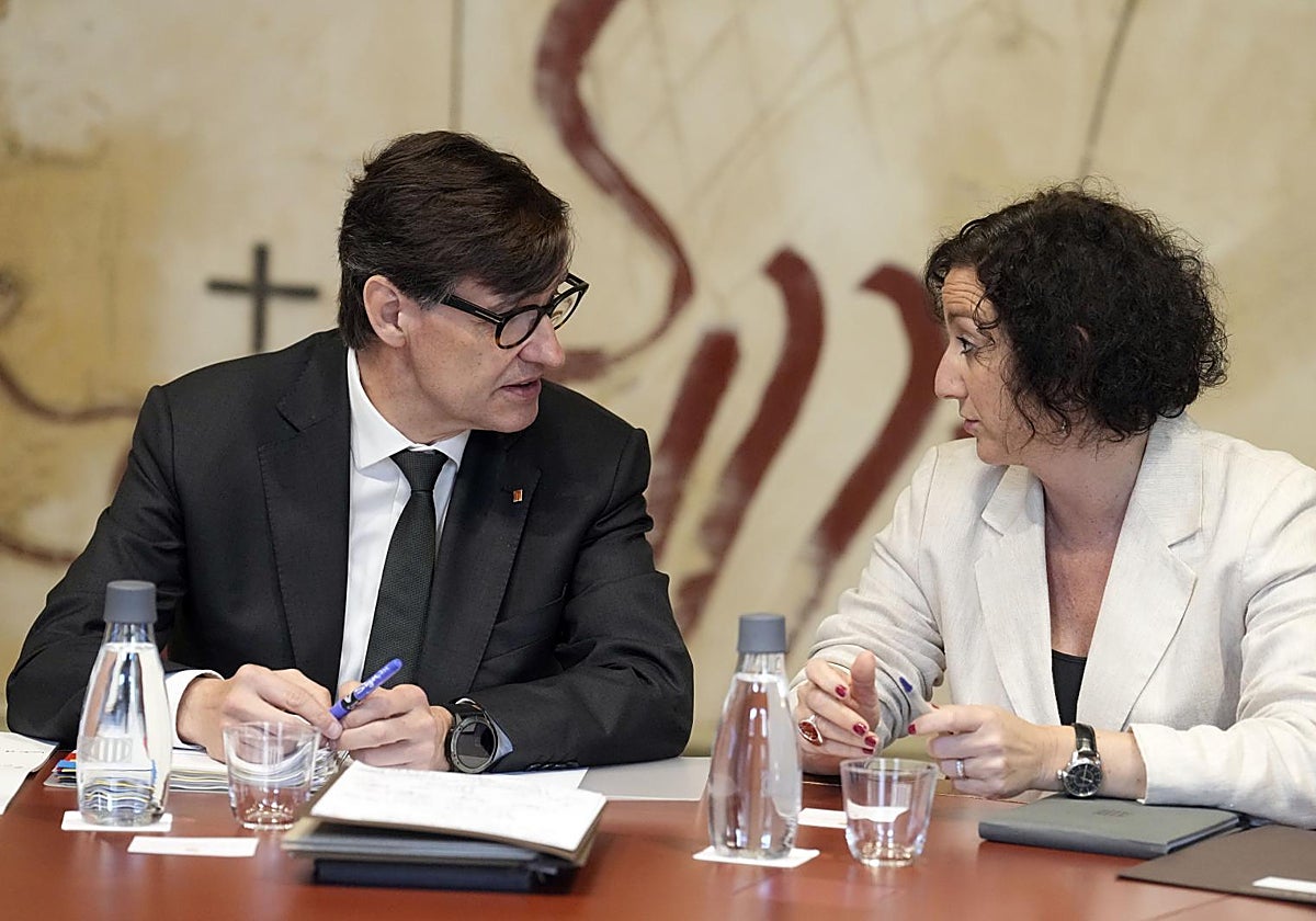 Salvador Illa, con su consejera de Economía, Alícia Romero, durante una reunión del Govern