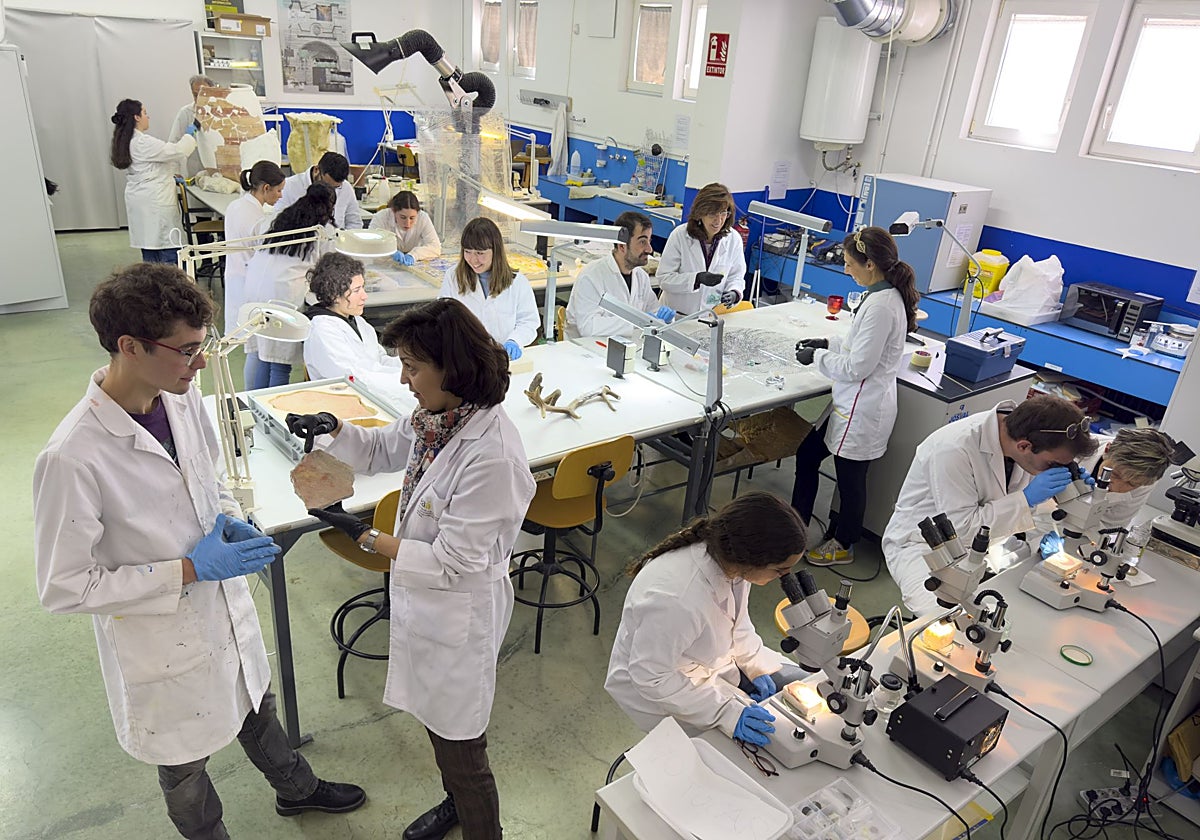 Diego conversa con una de sus profesoras en la Escuela de Arte de Ávila