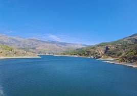 La costa de Granada tiene garantizada este verano el agua para las duchas en la playa, las piscinas y el riego