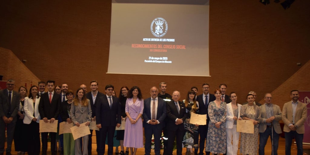 El  corazón  de la UCLM reconoce a Rozalén, la UME y a sus mejores expedientes académicos