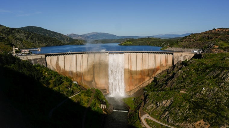 El embalse del Atazar, soltando agua por su parte superior por tercera vez en su historia