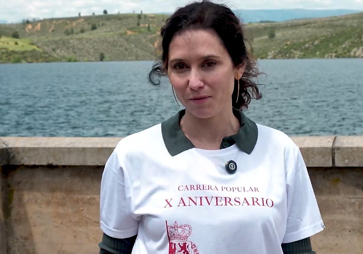 La presidenta, con la camiseta que publicita la nueva carrera popular por el X aniversario de la proclamación de Felipe VI