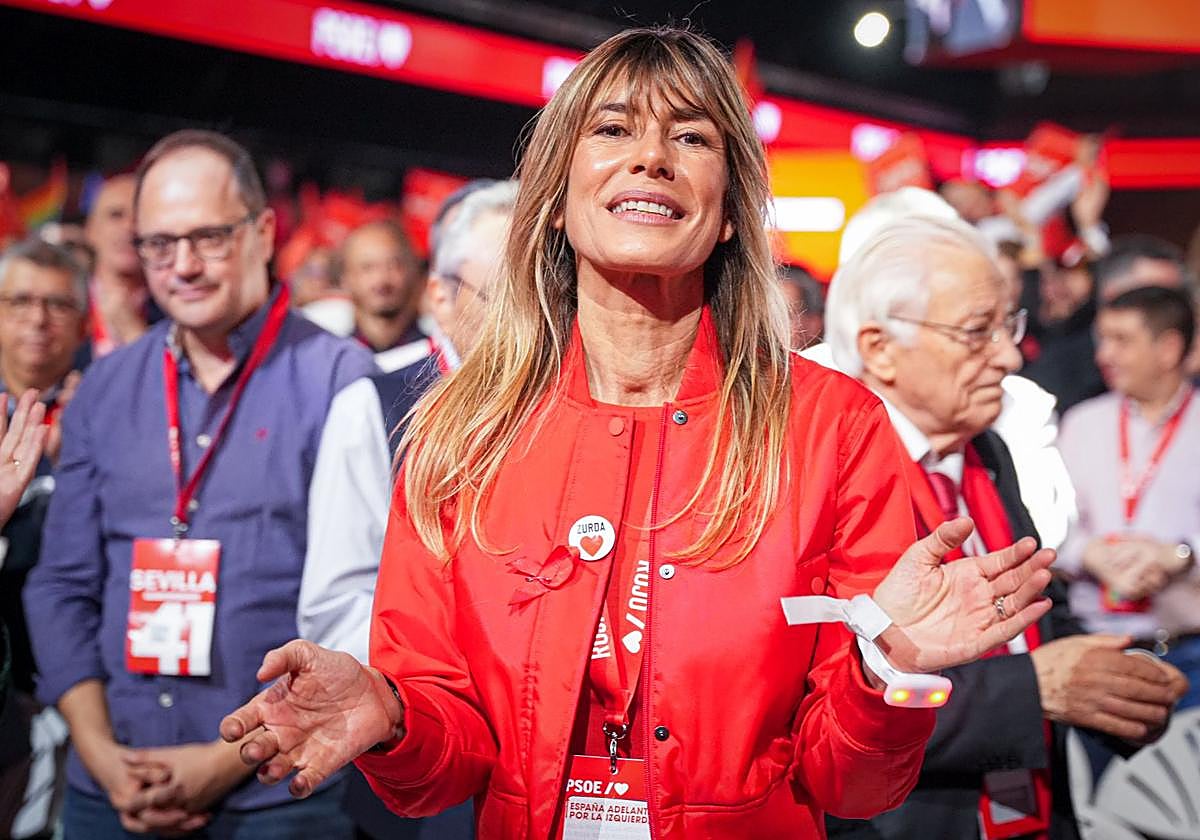 La esposa del presidente del gobierno Begoña Gómez durante la clausura del 41º Congreso Federal del PSOE en el Palacio de Congresos y Exposiciones de Sevilla