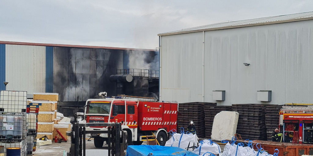 Controlado el incendio en la fundición del polígono de Camargo (Cantabria)
