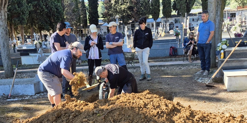 Buscan en el cementerio de almadén los restos de un republicano muerto en una cárcel franquista