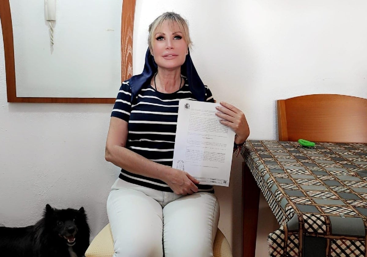 Mari Carmen Ramos muestra la demanda contra sus inquilinos