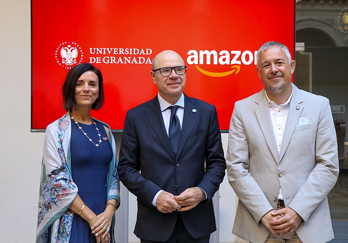 Carmen Nestares, Pedro Mercado y Óscar Cordón, tras la firma del protocolo