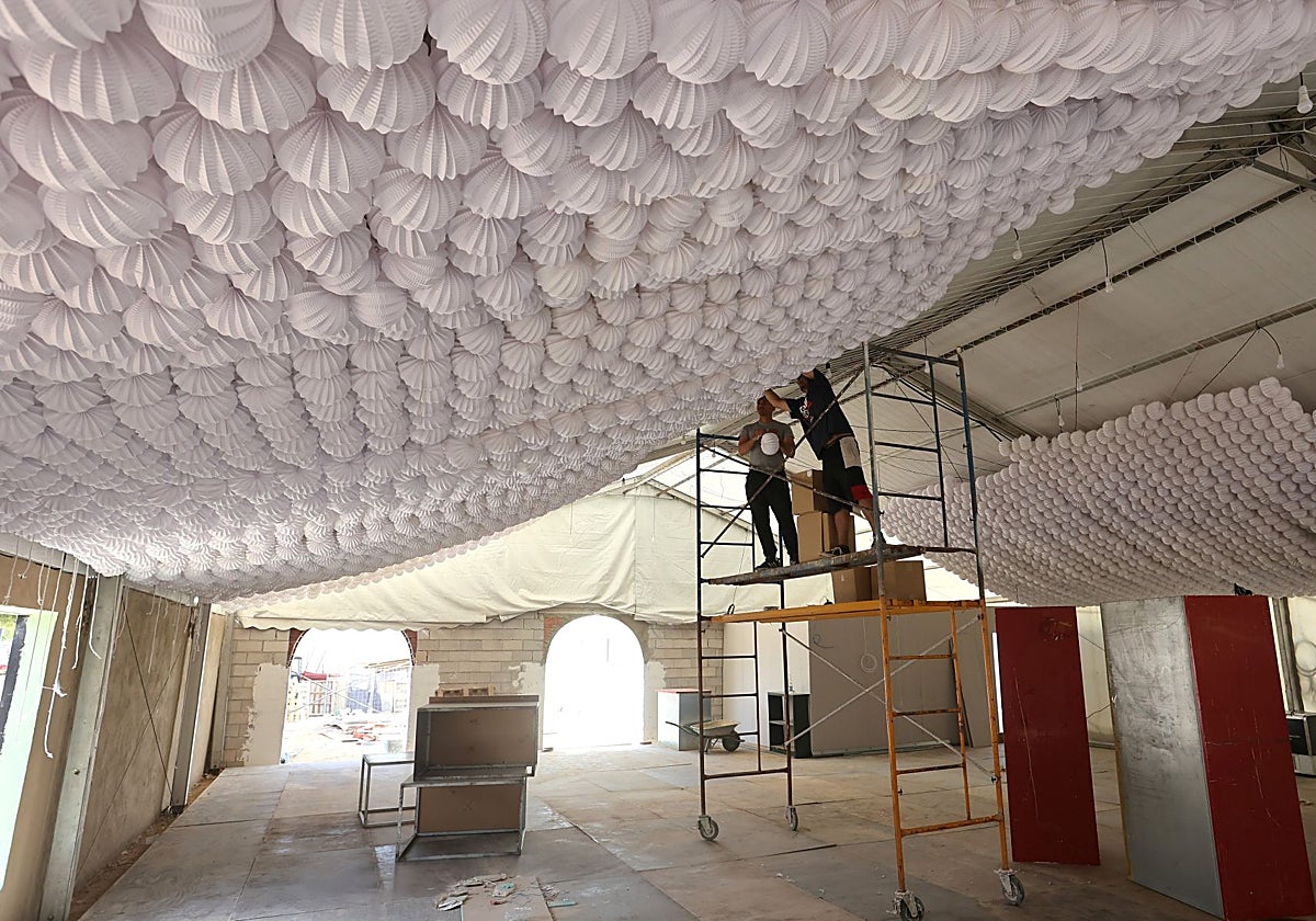 Montaje de una caseta en la Feria de Córdoba