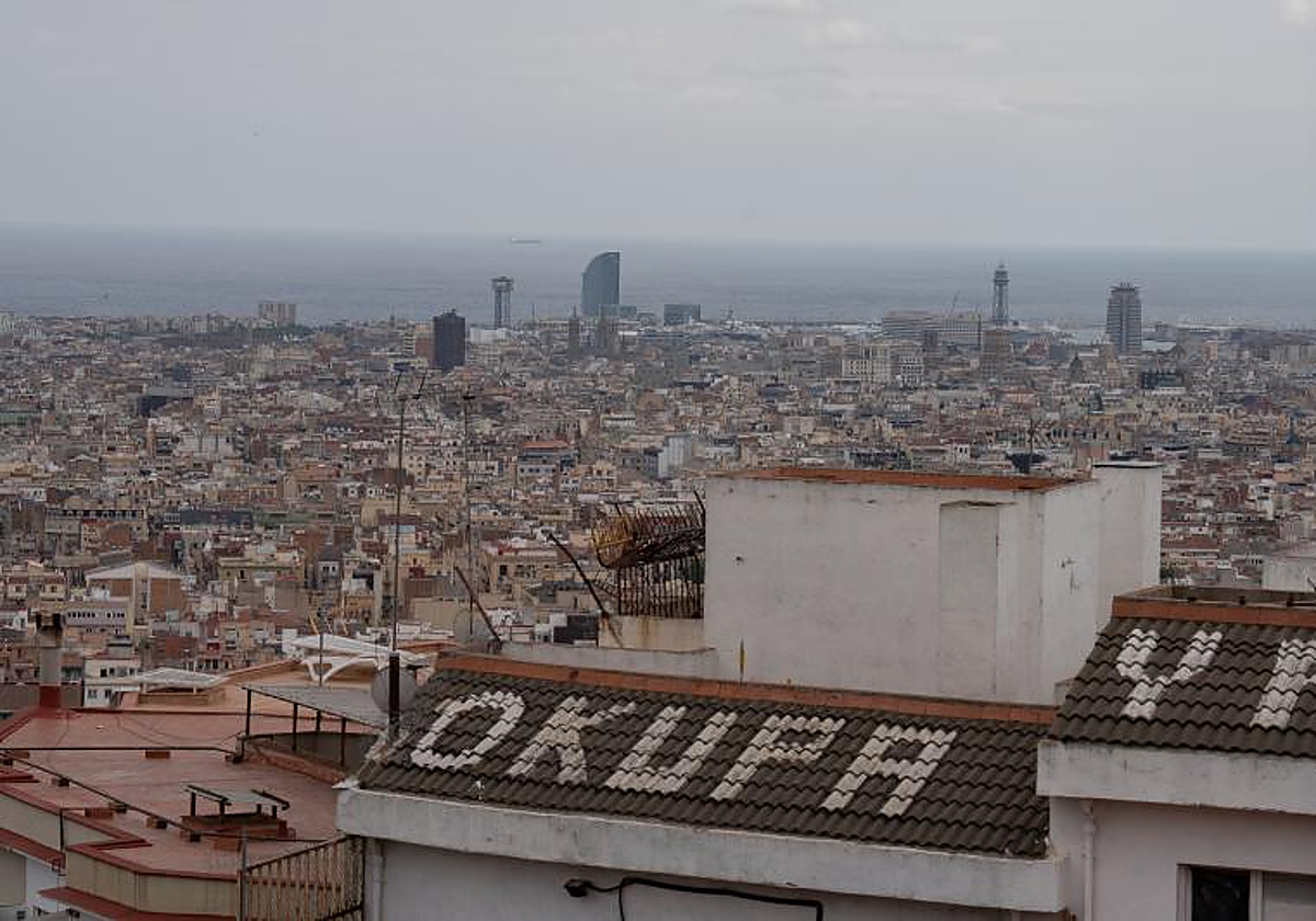 El edificio okupado 'Los Blokes Fantasma' en Barcelona, en una imagen de 2023