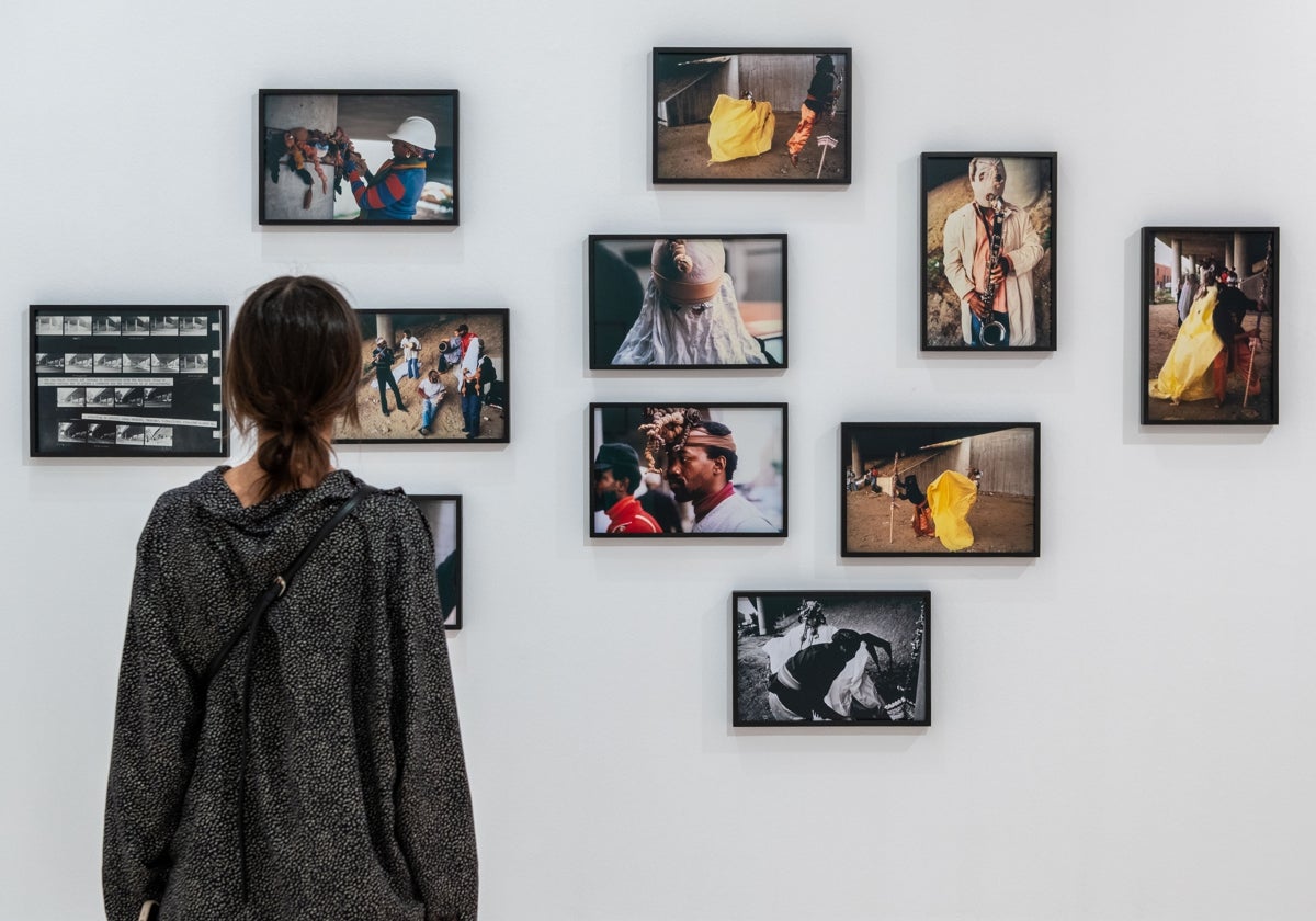 Imagen de una persona contemplando la exposición 'Senga Nengudi y Maren Hassinger'