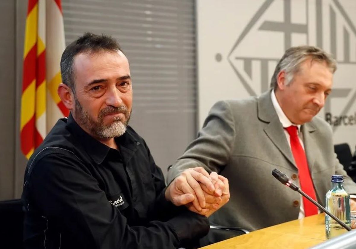 Javier Martínez (i), padre de Xavi, el niño asesinado en los atentados del 17A, junto al asesor de la extinta Unidad de Atención y Valoración a afectados por Terrorismo (UAVAT), Robert Manrique, en una imagen de archivo