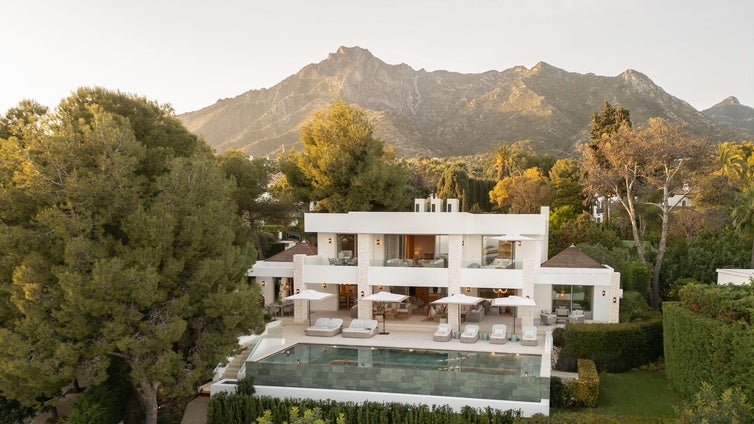 La impresionante mansión en venta en Marbella por 25 millones de euros: tiene dos piscinas, un cine y un bar