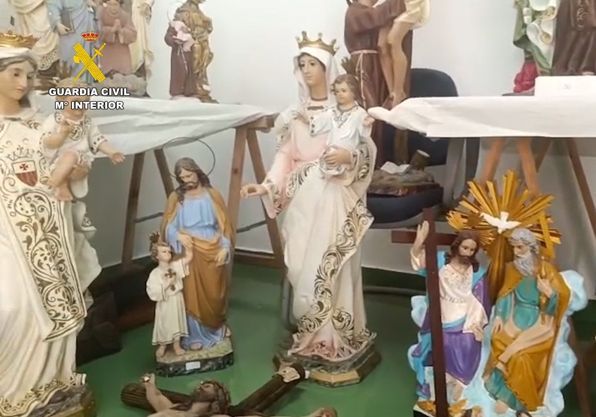 Imagen de algunas de las figuras religiosas robadas en cementerios