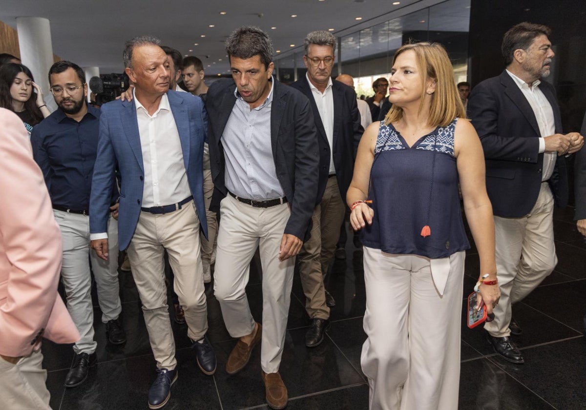 El presidente de la Confederación Empresarial de la Comunidad Valenciana (CEV), Salvador Navarro, junto al presidente de la Generalitat Valenciana, Carlos Mazón, en un acto público