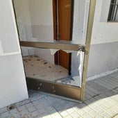 Una de las puertas está destrozada